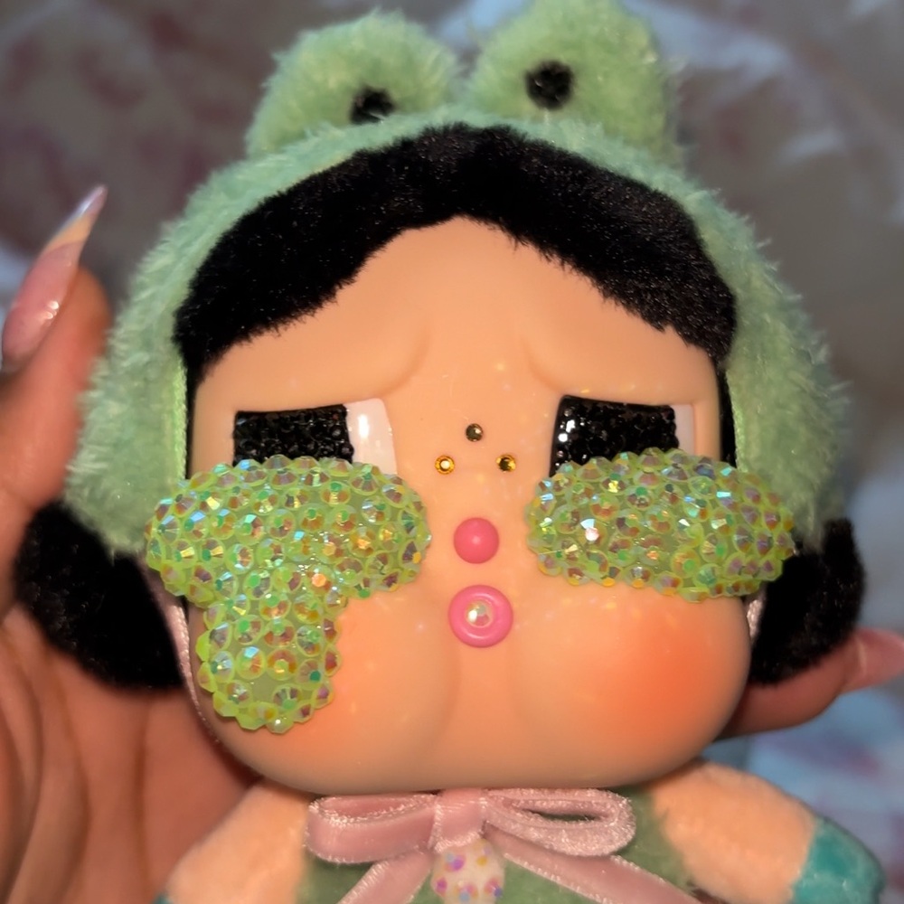 Frog crybaby keychain  sold out in pop mart